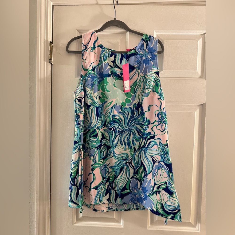Lilly Pulitzer Donna Top (new with tags)
Size XL
$90